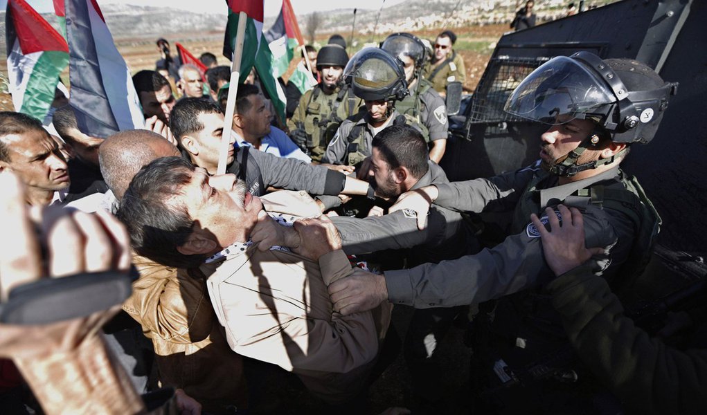 Ministro palestino Ziad Abu Ein e policial israelense brigam na CisjordÃ¢nia. 10/12/2014 REUTERS/Mohamad Torokman