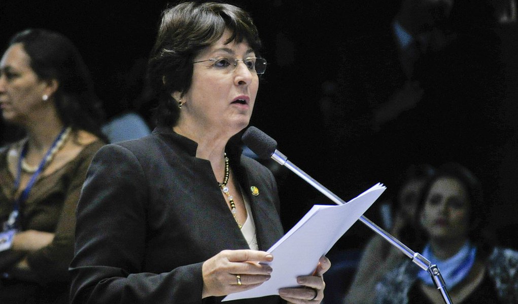 Senadora Ana Rita (PT-ES) pede a inclusão do projeto que trata do feminicídio na pauta de votações