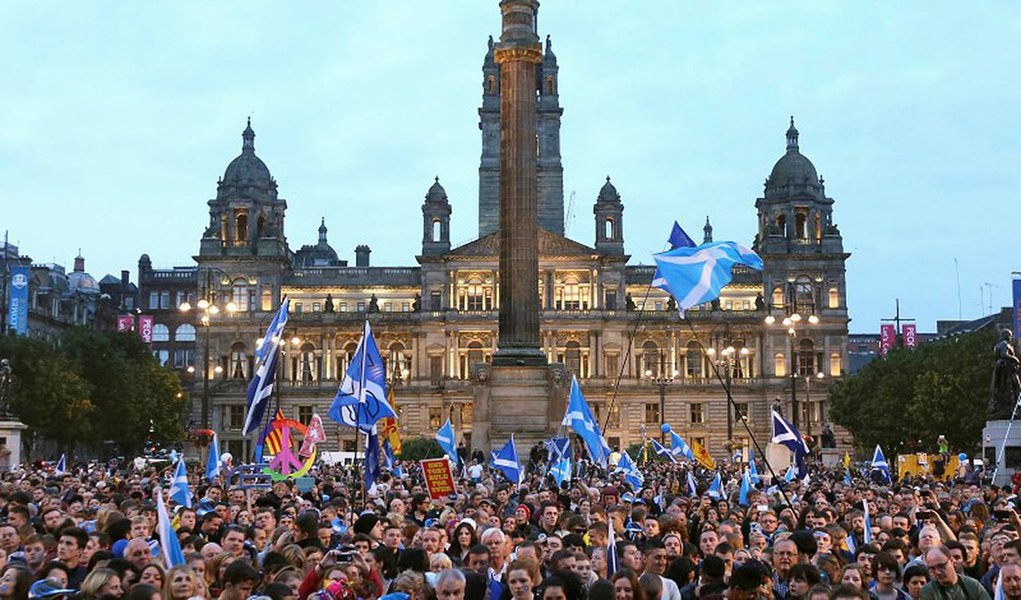 Escoceses se reÃºnem na praÃ§a George em Glasgow nesta quinta-feira.   REUTERS/Paul Hackett