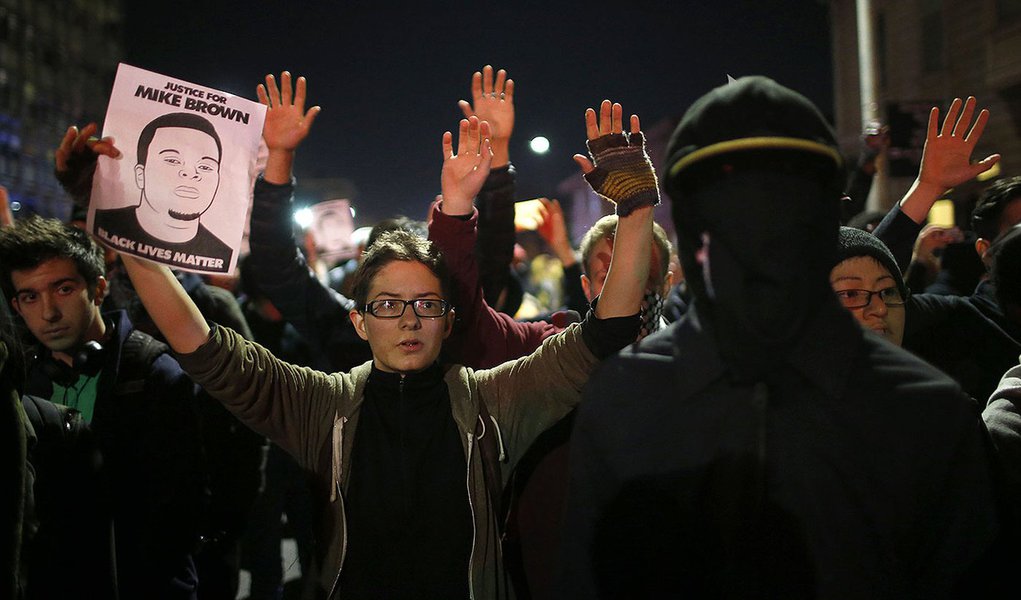 Manifestantes levantam as mÃ£os durante protesto em solidariedade ao caso de Ferguson, em Oakland, na CalifÃ³rnia, Estados Unidos, na terÃ§a-feira. 25/11/2014 REUTERS/Stephen Lam