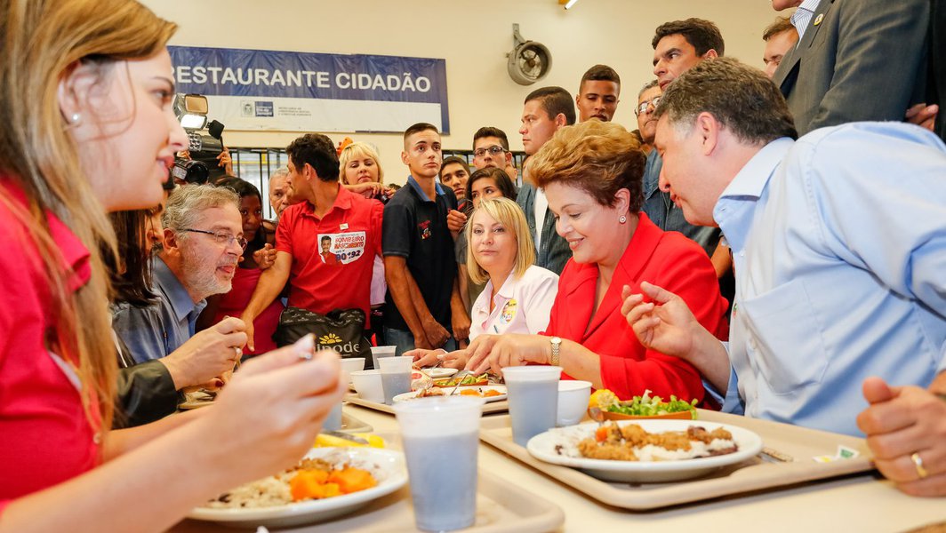Dilma Rousseff na visita ao Restaurante Cidadão Getúlio Vargas. Rio de Janeiro - RJ, 27/08/2014. Foto: Ichiro Guerra