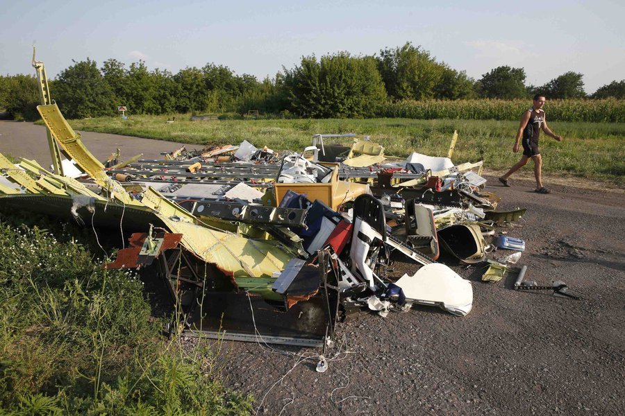 Destroços do local onde o avião da Malaysia Airlines caiu, perto do vilarejo de Petropavlivka, na região de Donetsk, nesta quarta-feira. 23/07/2014 REUTERS/Maxim Zmeyev