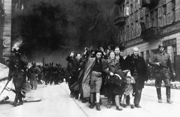 Durante a invasão nazista do Gueto de Varsóvia, moradores são aprisionados e levados a campos de concentraçao