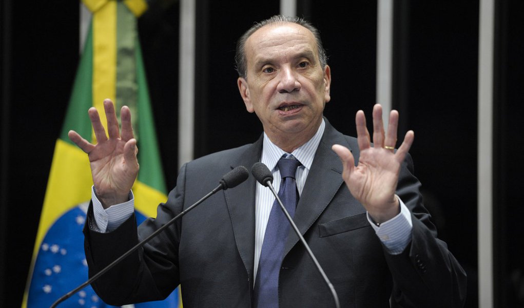 Senador Aloysio Nunes (PSDB-SP) critica a presidente da República, Dilma Rousseff, por ter recebido líderes do MST, após a manifestação do movimento em Brasília