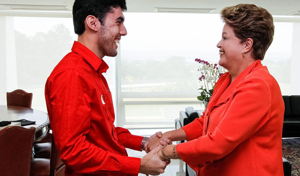 Brasília - DF, 27/09/2013. Presidenta Dilma Rousseff durante encontro com Jeferson Monteiro criador do Dilma Bolada. Foto: Roberto Stuckert Filho/PR.