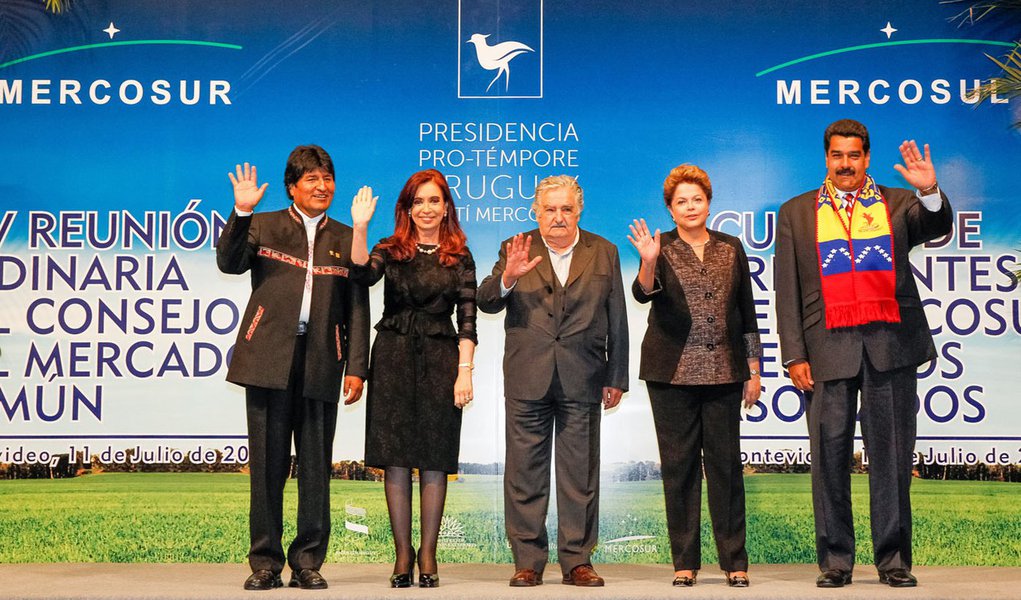 Montevidéu - Uruguai, 12/07/2013. Presidenta Dilma Rousseff posa para foto oficial durante Cúpula dos Estados Parte e Estados Associados  do Mercosul e convidados especiais. Foto: Roberto Stuckert Filho/PR