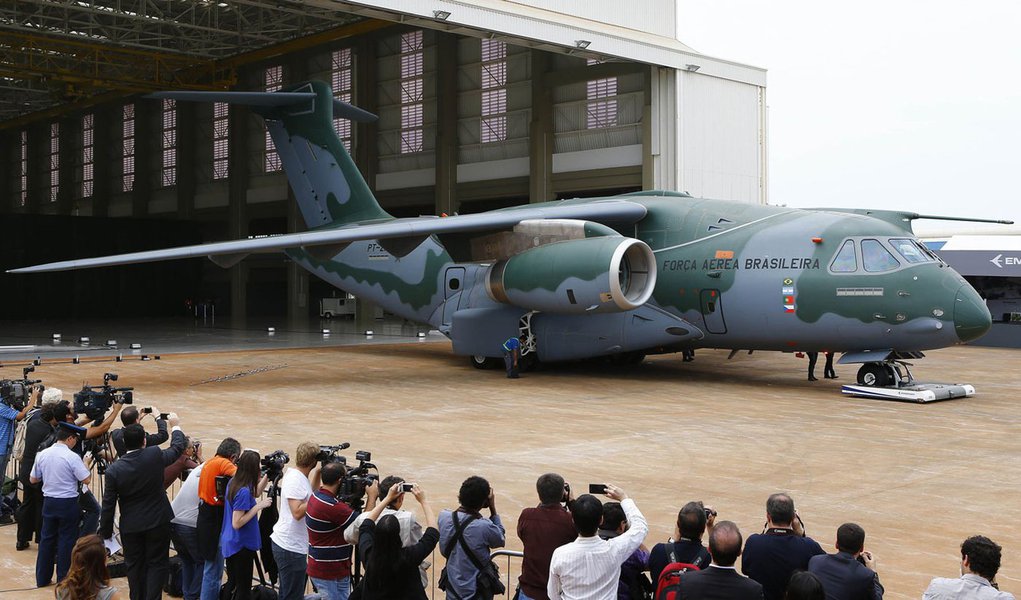 ProtÃ³tipo do cargueiro KC-390 Ã© apresentado em fÃ¡brica da Embraer. O aviÃ£o Ã© o maior jÃ¡ desenvolvido e produzido no Brasil.