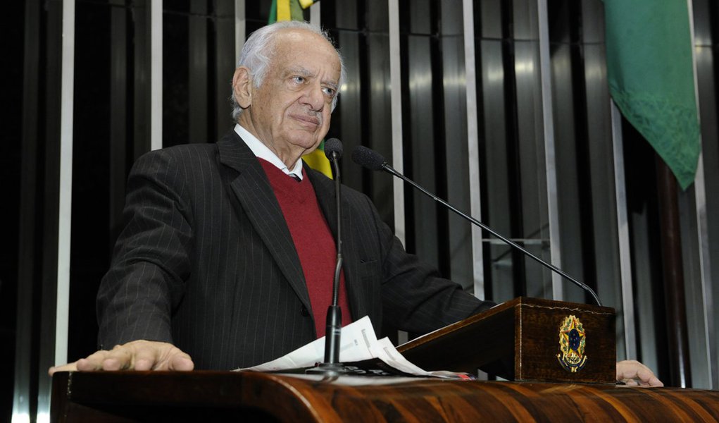 Senador Pedro Simon (PMDB-RS) registra os 20 anos do lançamento do Plano Real, recordando a participação do Congresso na implantação