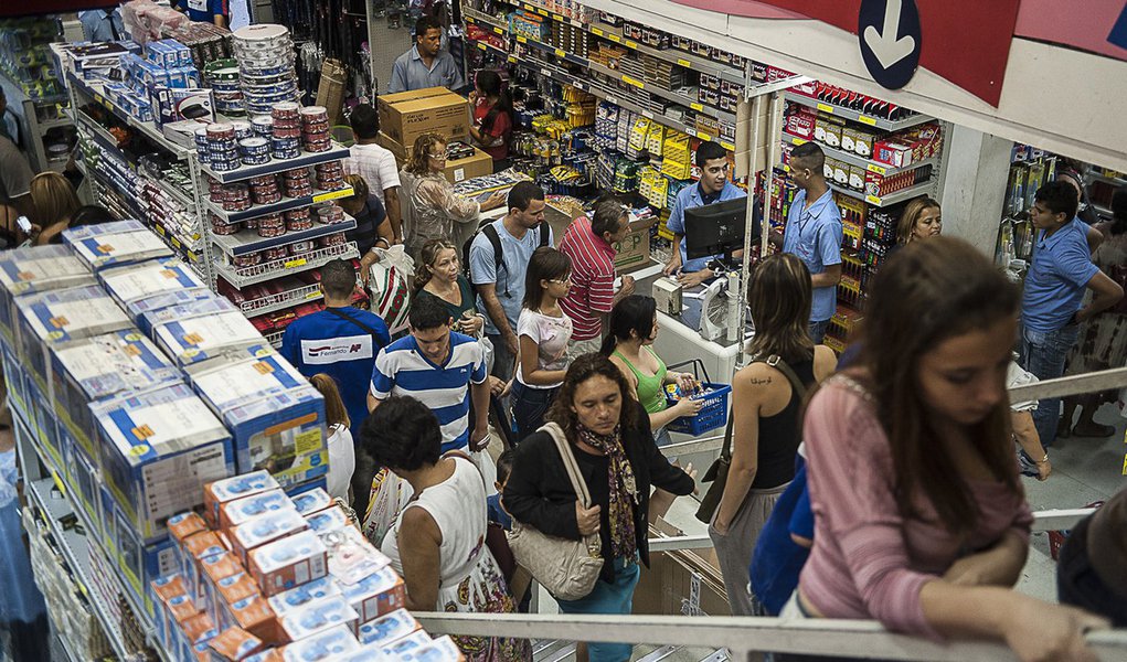 SÃO PAULO, SP, BRASIL,  10-01-2013, 15h30: Grande movimentação para compra de material escolar em loja na rua 25 de Março, em São Paulo. (Foto: Marcelo Camargo/ABr)
