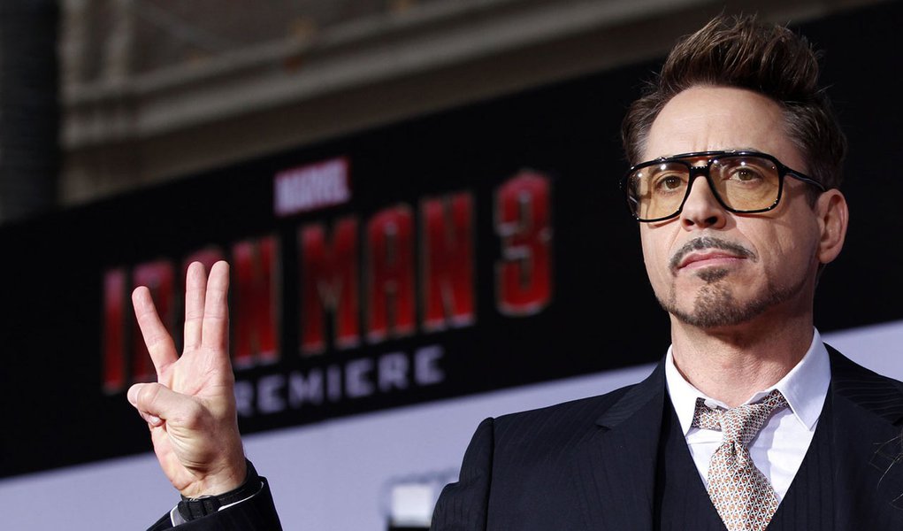 O ator Robert Downey Jr. posa para foto na prÃ©-estreia de "Homem de Ferro 3", em Hollywood, na CalifÃ³rnia, em abril do ano passado. 24/04/2013 REUTERS/Mario Anzuoni