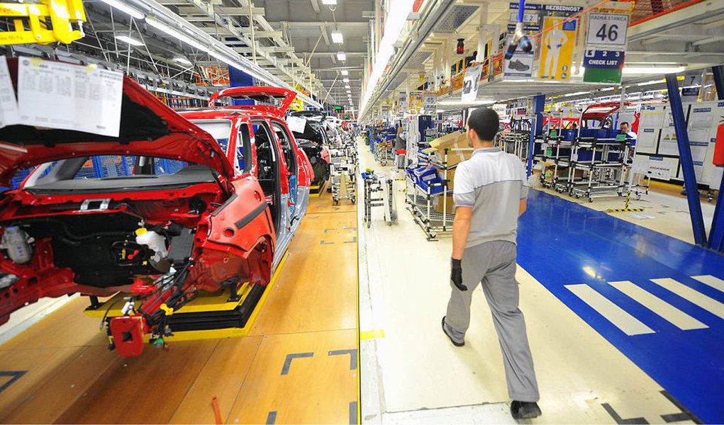 An employee passes Fiat 500L automobiles on the production line at the Fiat Automobili Srbija plant in Kragujevac, Serbia, on Wednesday, March 20, 2013. Fiat Automobili Srbija, a joint venture between the government and Italian carmaker Fiat, is Serbia's 