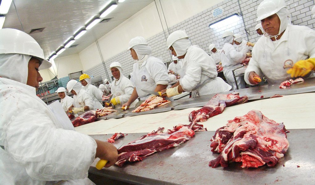 Brasil, Promissão, SP, 09/03/2006 – Foto: Alf Ribeiro – Linha de produção e corte de carne do Frigorífico Marfrig, em Promissão, SP