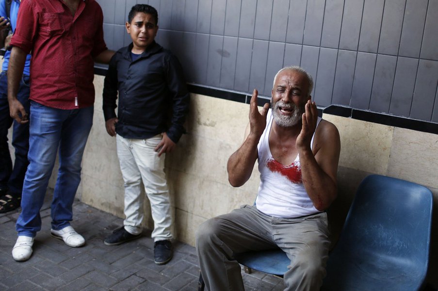 Pai de uma criança palestina reage à morte de seu filho em hospital em Gaza. 28/07/14. REUTERS/Mohammed Salem 