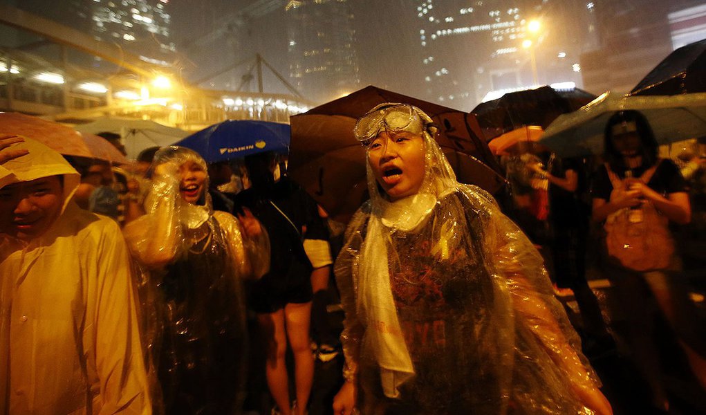 Manifestantes nas ruas de Hong Kong sob chuva.  REUTERS/Carlos Barria