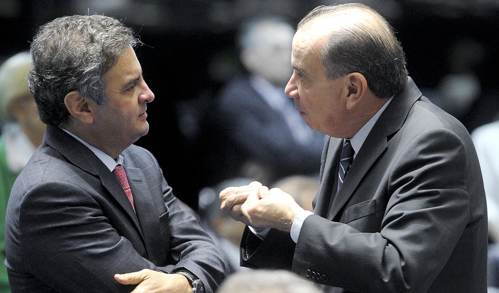 Parcial da bancada do plenário durante sessão deliberativa extraordinária.

E/D:
senador Aécio Neves (PSDB-MG);
senador Aloysio Nunes Ferreira (PSDB-SP).

