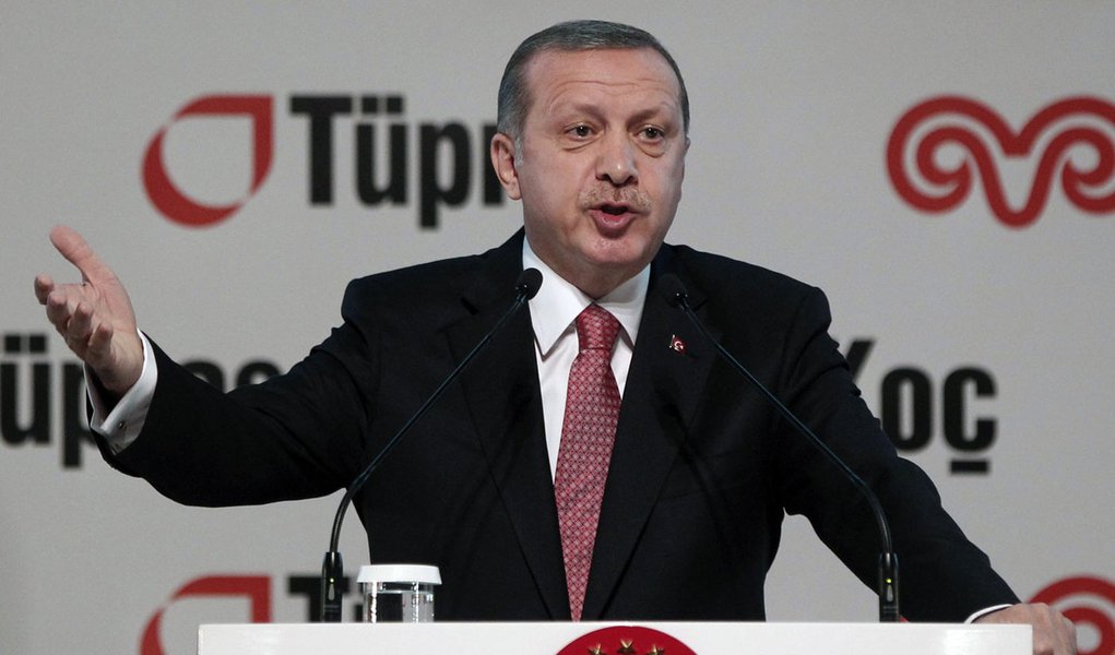 Presidente turco, Tayyip Erdogan, durante uma cerimÃ´nia de inauguraÃ§Ã£o em uma refinaria nos arredores de Istambul. 15/12/2014.  REUTERS/Osman Orsal
