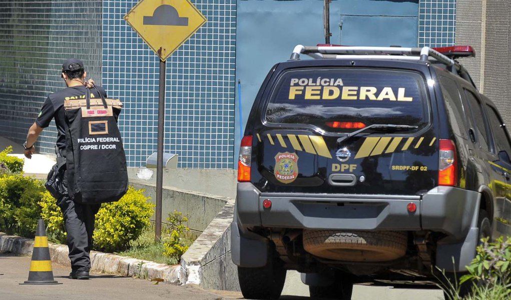 Brasília - A Polícia Federal (PF) prendeu, na manhã de hoje (29), pelo menos 20 pessoas, durante a Operação Monte Carlo, que desmontou uma quadrilha que explorava máquinas caça-níqueis e pagava propina para agentes públicos de segurança. Entre os presos e