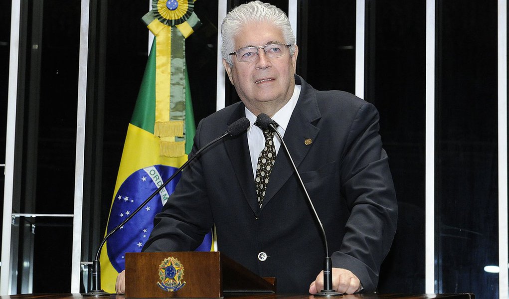 Senador Roberto Requião (PMDB-PR) pede à Câmara dos Deputados que coloque logo em votação seu projeto de lei com novas regras para o direito de resposta a quem se sentir ofendido ou caluniado por informações divulgados pelos veículos de comunicação