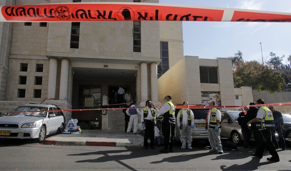 Membros do serviÃ§o de emergÃªncia de Israeli em sinagoga que foi alvo de ataque em JerusalÃ©m. 18/11/2014 REUTERS/Ammar Awad
