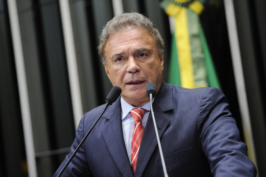 Senador Alvaro Dias (PSDB-PR) afirma que parlamentares do PT contam com a falta de memória do povo quando afirmam que o partido salvou o Plano Real