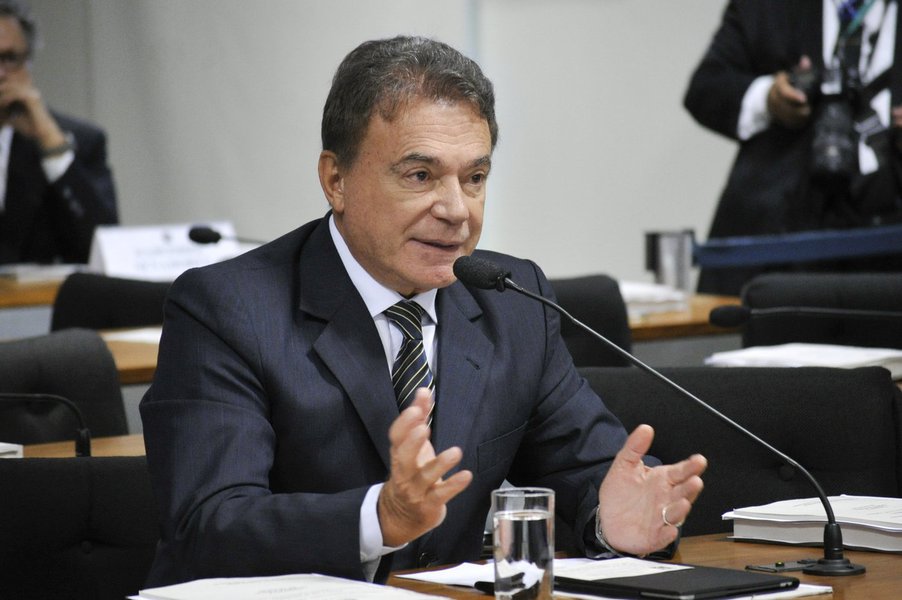 Senador Alvaro Dias (PSDB-PR) fala durante audiência pública da Comissão de Constituição; Justiça e Cidadania, que sabatina Néfi Cordeiro para o cargo de ministro do Superior Tribunal de Justiça