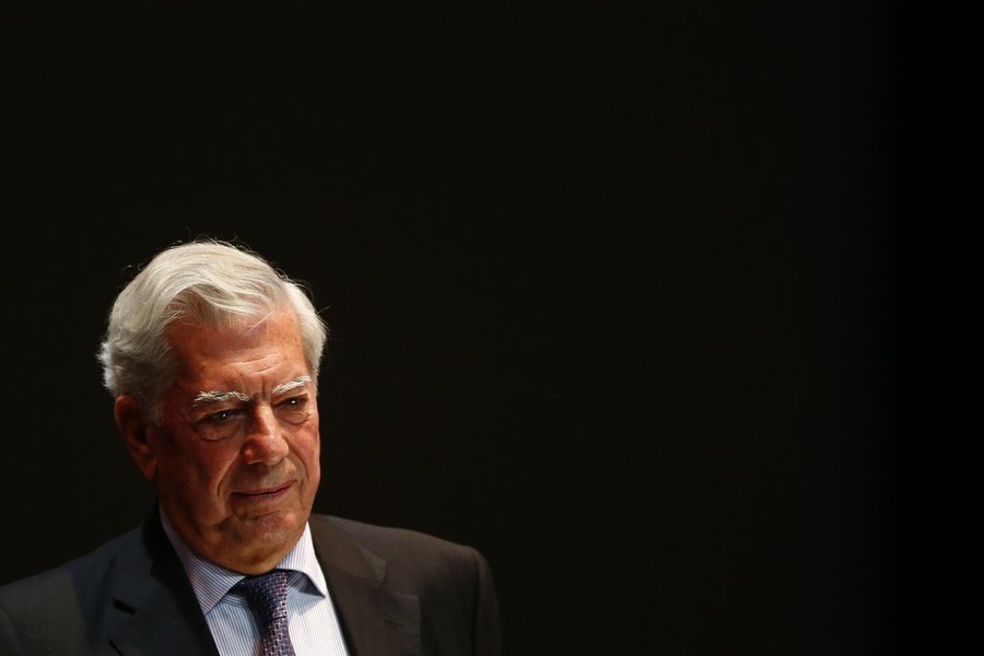 Mario Vargas Llosa, Peruvian writer and recipient of the 2010 Nobel Prize in Literature, attends a forum in support of Venezuela's opposition in Caracas April 24, 2014. REUTERS/Jorge Silva (VENEZUELA - Tags: POLITICS SOCIETY)