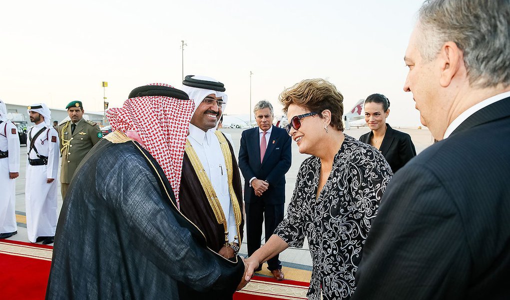 Doha - Qatar, 11/11/2014. Presidenta Dilma Rousseff recebe cumprimento na chegada a Doha. Foto: Roberto Stuckert Filho/PR.