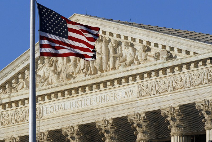 La bandera estadounidense ondea afuera de la Corte Suprema en Washington el 27 de junio de 2012. La Corte Suprema examina el lunes 15 de abril de 2013 si procede la concesi�n de patentes relacionadas con los genes. (AP Foto/Alex Brandon)