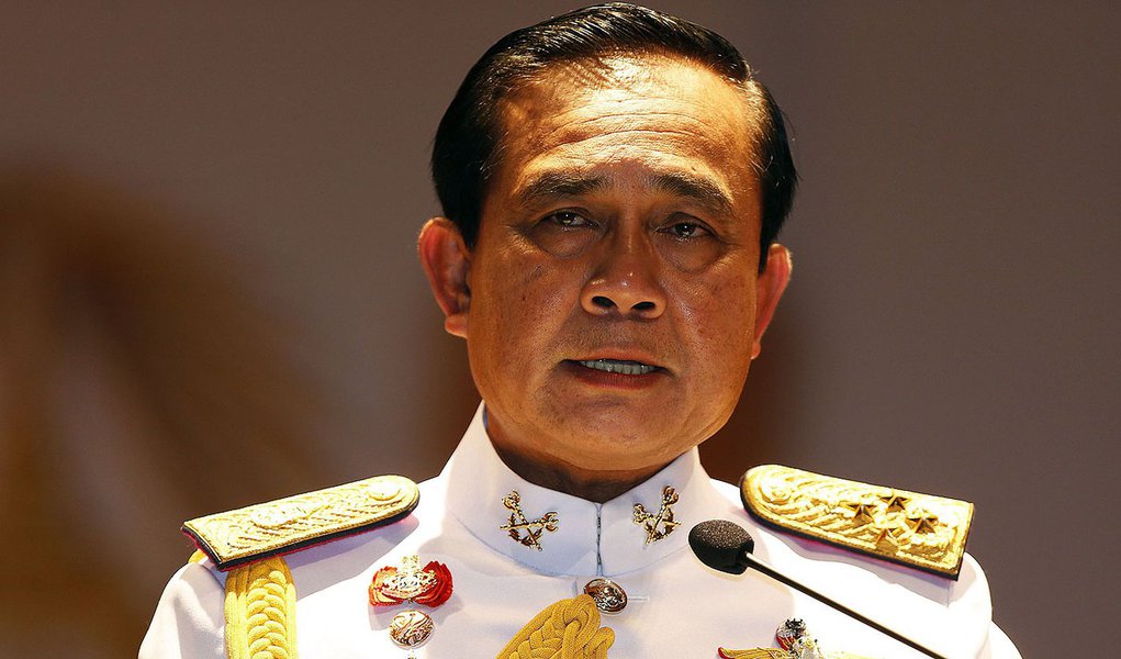 El jefe del EjÃ©rcito de Tailandia, general Prayuth Chan-ocha, habla ante periodistas en el cuartel general del Real EjÃ©rcito TailandÃ©s en Bangkok. 26 de mayo, 2014. Los gobernantes militares de Tailandia se reunirÃ¡n el martes para trabajar en su cuart