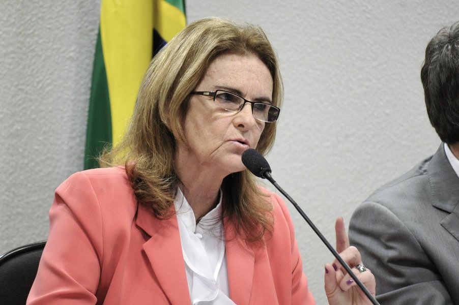 A presidente da Petrobras, Graça Foster, fala sobre denúncias de corrupção na empresa, em audiência conjunta das Comissões de Assuntos Econômicos (CAE) e de Meio Ambiente (CMA)