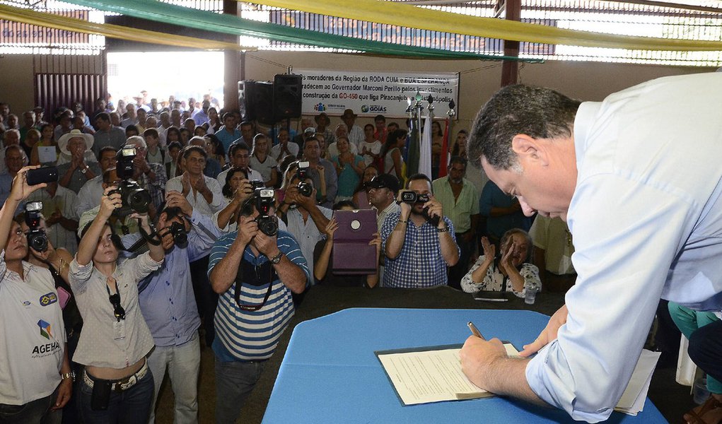 Governador Entrega benefícios em Piracanjuba. Na foto governador Marconi Perillo. Fotos Rodrigo Cabral