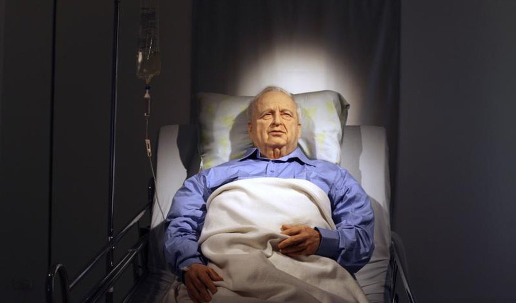 An art installation depicting former Israeli Prime Minister Ariel Sharon lying comatose in a hospital bed is displayed before it's official opening at the Kishon Gallery in Tel Aviv October 18, 2010. Israeli artist Noam Braslavsky created the life-size in
