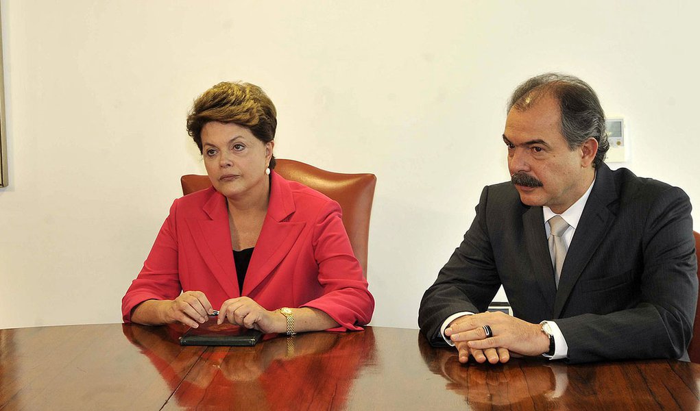 Brasília - A presidenta Dilma Rousseff recebe o presidente mundial da Renault, Carlos Ghosn, no Palácio do Planalto. Ao lado, o ministro da Ciência e Tecnologia e Inovação, Aloizio Mercadante, e o governador do Rio de Janeiro, Sérgio Cabral 