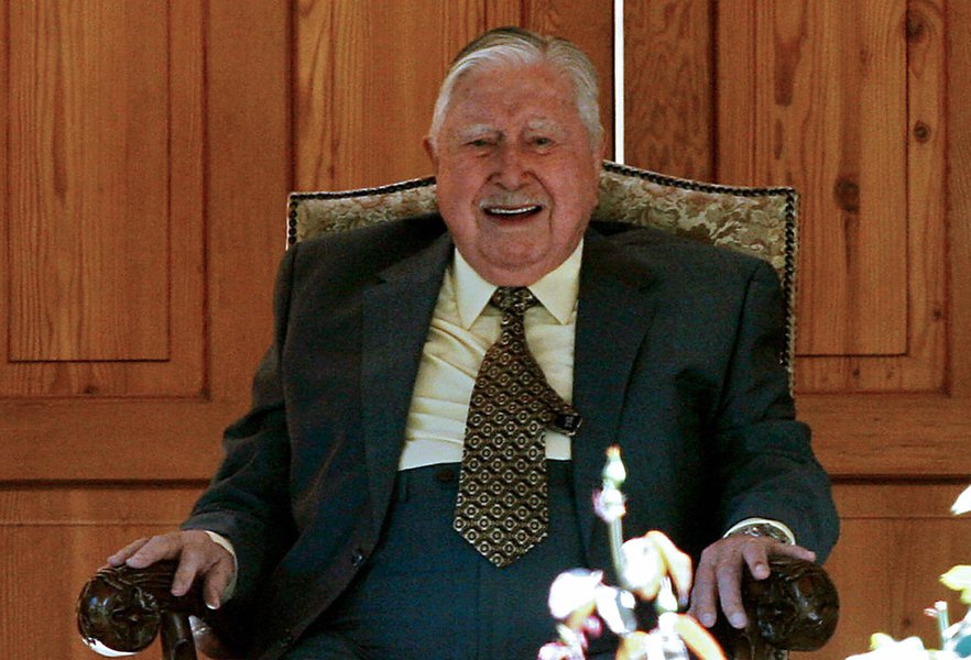 Santiago, CHILE:  (FILES) Former Chilean dictator (1973-1990), Augusto Pinochet, smiles as he watches a crowd of supporters who arrived at his residence in the outskirts of Santiago, to greet him on his 91st birthday on November 25th, 2006. Pinochet has s