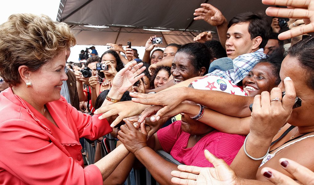 Malhada - BA, 09/11/2012. Presidenta Dilma Rousseff cumprimenta populares após cerimônia de inauguração do Sistema Adutor da Região de Guanambi - Adutora de Algodão. Foto: Roberto Stuckert Filho/PR