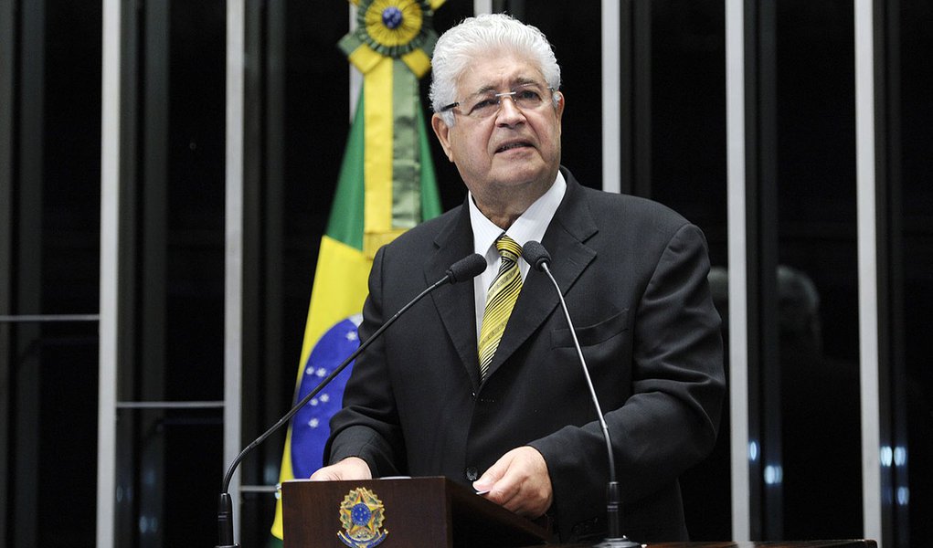 Senador Roberto Requião (PMDB-PR) saúda o Movimento dos Trabalhadores Rurais Sem Terra (MST) pela realização de seu congresso em Brasília