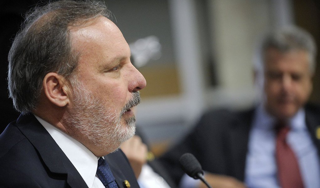 Senador Armando Monteiro (PTB-PE) durante análise da proposta que autoriza a contratação de operação de crédito externo de até US$ 400 milhões para o estado de Pernambuco (MSC 125/2013)