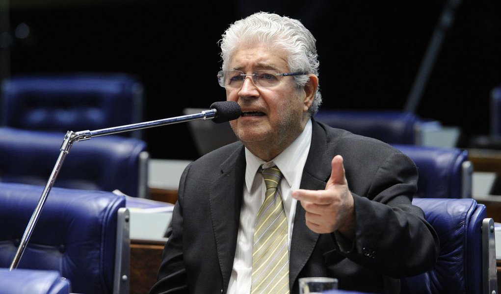 Em aparte, o senador Roberto Requião (PMDB-PR), que integra o Parlamento do Mercosul (Parlasul), informa que a instituição soltou uma nota na qual pede a volta à paz na Venezuela e defende a não intervenção no país