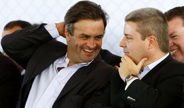 Brasil. Minas Gerais. Alfenas. 17/06/2010. Na foto o ex governador Aecio Neves e o governador Antonio Anastasia chegam ao aeroporto de Alfenas onde o governador inaugurou a 100 ete(estacao de tratamento de Esgoto) de MInas Gerais.
Foto Emmanuel Pinheiro/