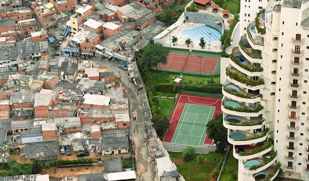 Favela de Paraisópolis (swimming pools). This favela (shanti town) on the left is ironically called Paraisópolis (Paradise city). Photo: Tuca Vieira