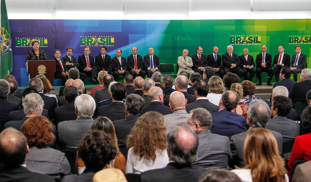 Brasília - DF, 17/03/2014. Presidenta Dilma Rousseff durante cerimônia de posse dos novos Ministros de Estado do Desenvolvimento Agrário; Cidades; Ciência, Tecnologia, Inovação; Pesca e Aquicultura; Turismo e Agricultura, Pecuária e Abastecimento no Palác