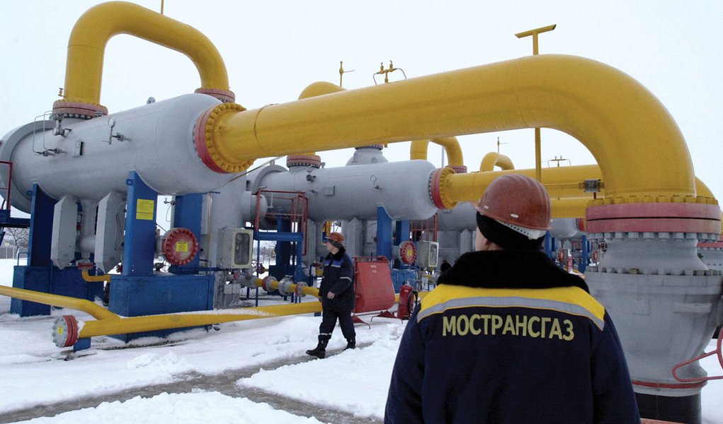 30 Dec 2005, Kursk Region, Russian Federation --- Employees at the Natural Gas Compressor Station, Mostransgaz company's facility at the cross-country gas pipeline near Kursk. The pumping station provides deliveries of Russin gas to European users via Ukr
