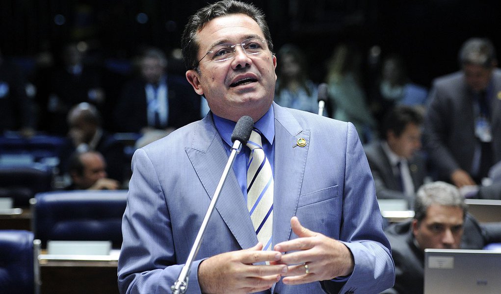 Senador Vital do Rêgo (PMDB-PB) elogia o líder do PSDB no Senado, senador Aloysio Nunes Ferreira (PSDB-SP), que foi reconduzido à Liderança do partido para atuar em 2014