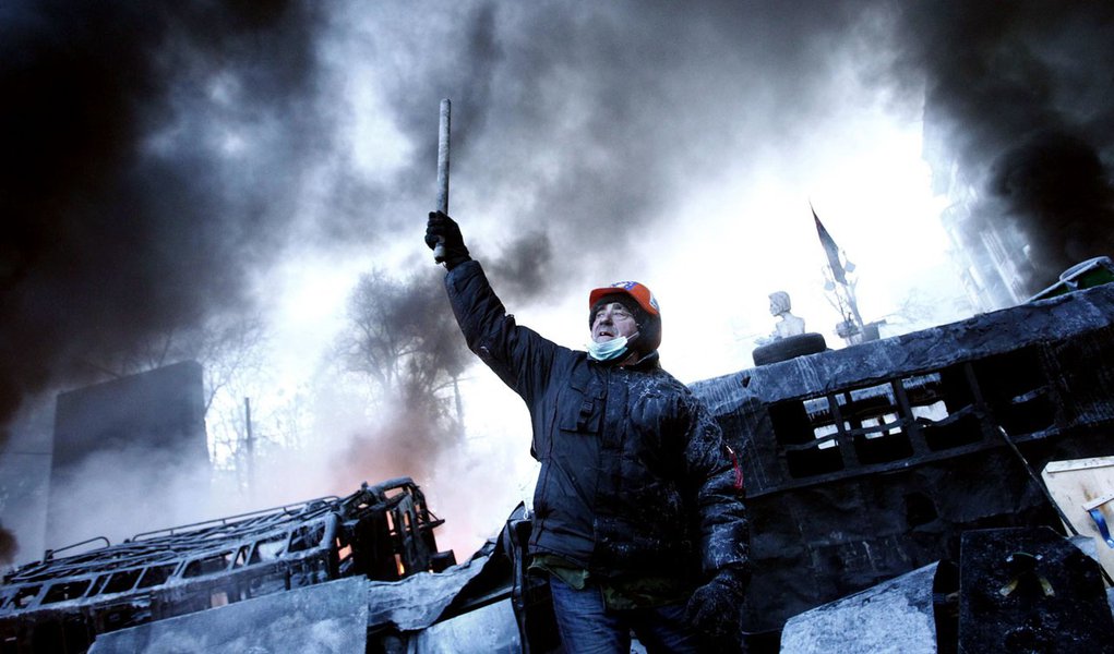 A man reacts at a barricade near the site of clashes between anti-government protesters and riot police in Kiev January 25, 2014. Ukrainian President Viktor Yanukovich, in what appeared to be an offer of concessions to the opposition amid violent protests