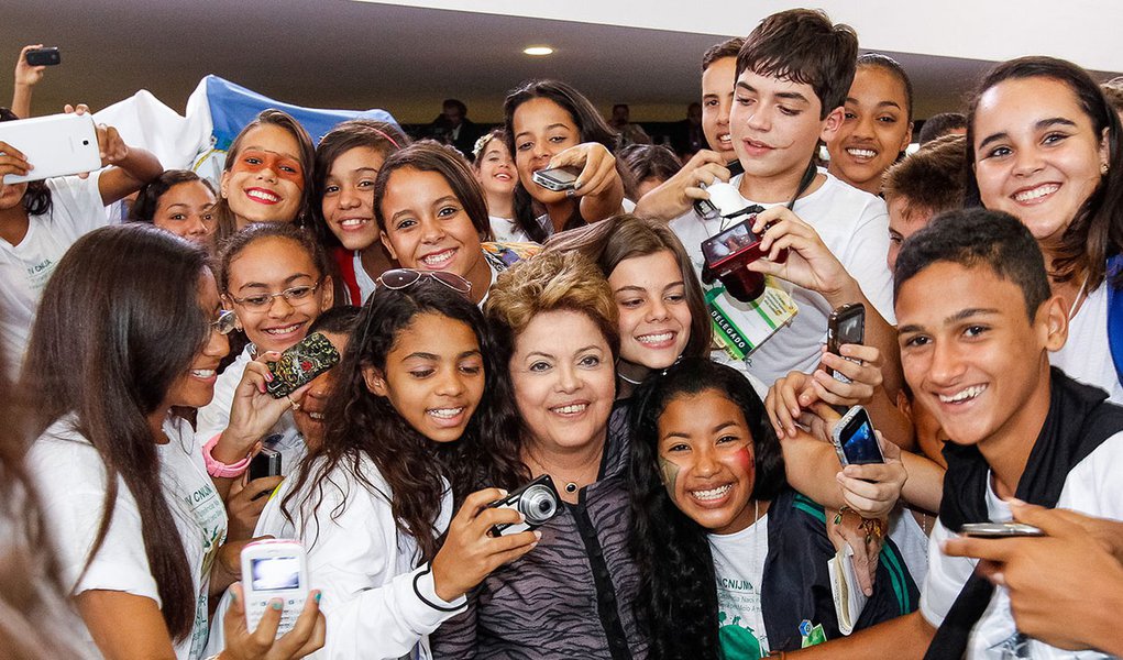 Brasília - DF, 26/11/2013. Presidenta Dilma Rousseff durante cerimônia com participantes da IV Conferência Nacional Infantojuvenil pelo Meio Ambiente - IV CNIJMA. Foto: Roberto Stuckert Filho/PR