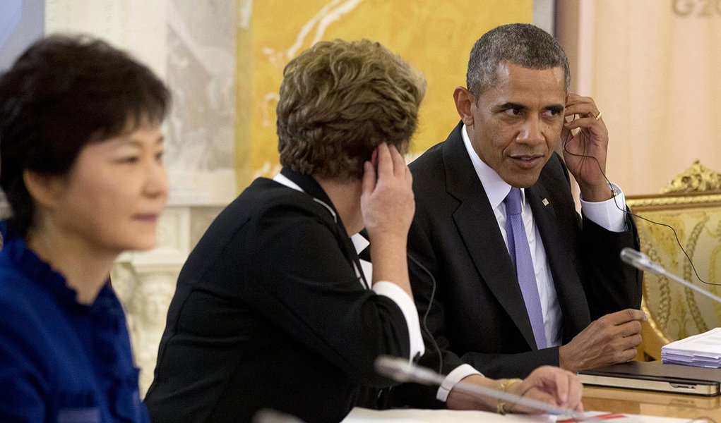 U.S. President Barack Obama (R) sits next to Brazilian President Dilma Rousseff (C) during the start of the G20 Working Session at the Konstantin Palace in St. Petersburg, September 5, 2013. Seen at far left is South Korean President Park Geun-hye.  REUTE