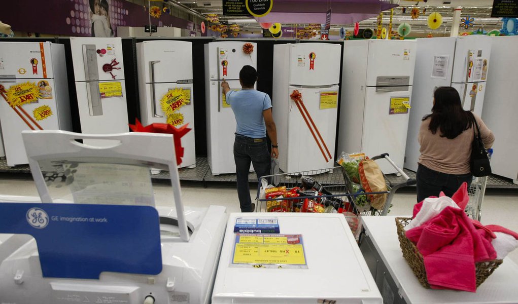 SÃO PAULO, SP, BRASIL, 03-12-2011, 11h00: Consumidores conferem produtos em loja da rede Walmart, em São Paulo (SP), após redução do IPI (Imposto sobre Produtos Industrializados). O governo anunciou em 1º de dezembro de 2011 um pacote de redução de tribut