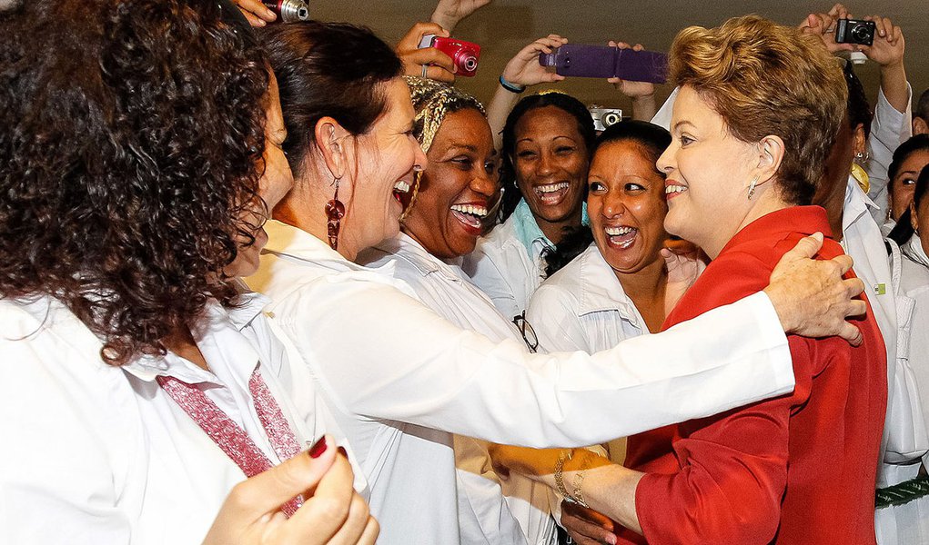 Brasília - DF, 22/10/2013. Presidenta Dilma Rousseff durante sanção da lei que institui o Programa Mais Médicos. Foto: Roberto Stuckert Filho/PR.
