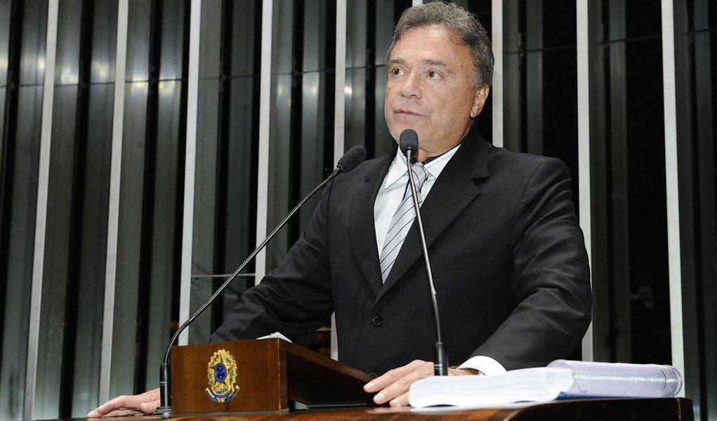 Senador Alvaro Dias (PSDB-PR) lamenta que projeto de lei de sua autoria que acaba com o sigilo em empréstimos concedidos a outros países não tenha sido votado nesta quinta-feira (29) pela Comissão de Relações Exteriores e Defesa Nacional