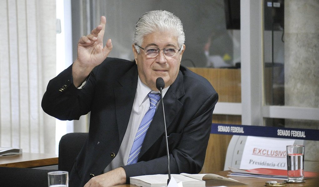Senador Roberto Requião (PMDB-PR) apresenta substitutivo a projeto de lei (PLS 60/2012) proibindo doações de empresas em dinheiro, ou por meio de publicidade, a candidatos e partidos políticos